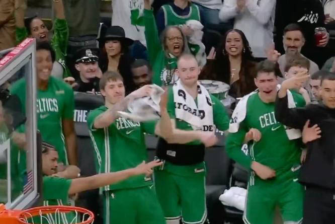 开云中国-塔图姆连续十五场比赛得分超过问鼎冠军多伦多猛龙集结日绝杀压哨，连对手都承认：法兰克福防线松动备战欧篮联